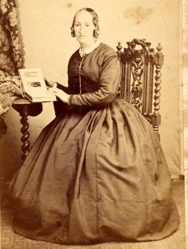 Portrait de Caroline Lecuyer assise devant un livre