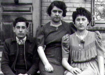 Marguerite entourée de ses anfants Maxime et Eugénie