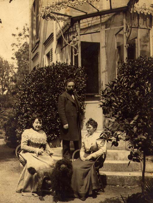 Photo de famille d’Auguste Demartini devant sa résidence