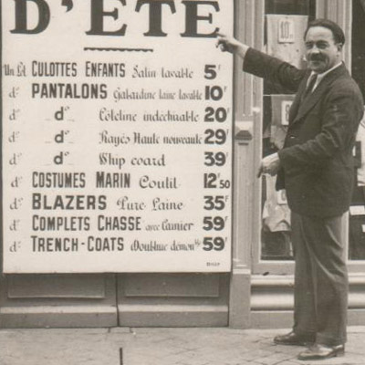 Marcel Pellegrin devant son magasin A la Maison Bleue à Cherbourg