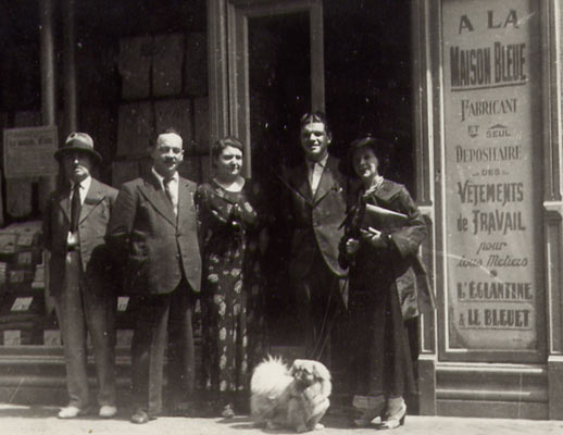 Marcel Pellegrin devant son magasin A la Maison Bleue à Cherbourg