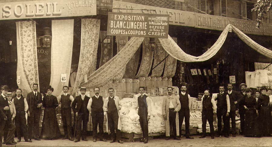 Marcel Pellegrin devant son magasin Au Soleil rue Custine Paris (18e)