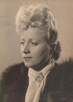 Simone Georgette PENY, coiffure haute à la mode à l'époque