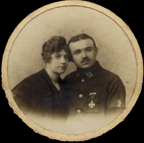 Médaillon représentant Marguerite Pellegrin et Fernand Véjux